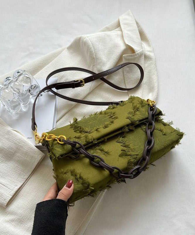 Grön patchwork messenger-väska med kedja och tofsar, kvinnor, stilren och rymlig för vardagsbruk, modernt utseende.
