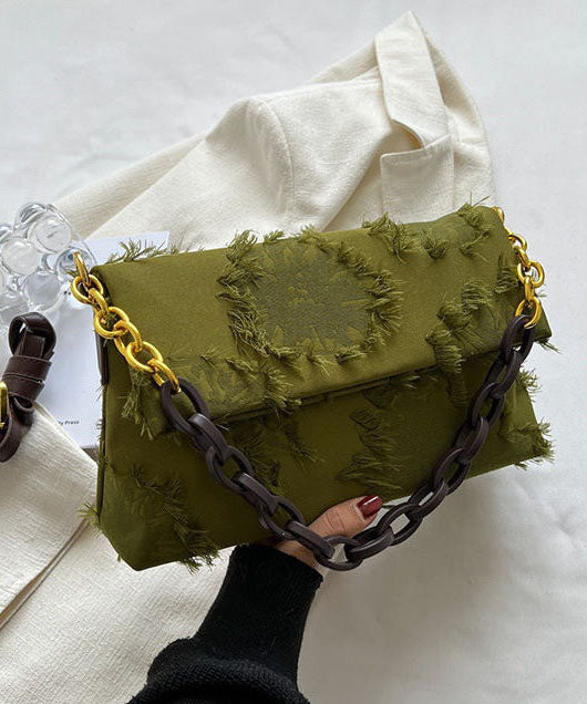 Grön patchwork messenger-väska med kedja och tofsar, kvinnor, stilren och rymlig för vardagsbruk, modernt utseende.