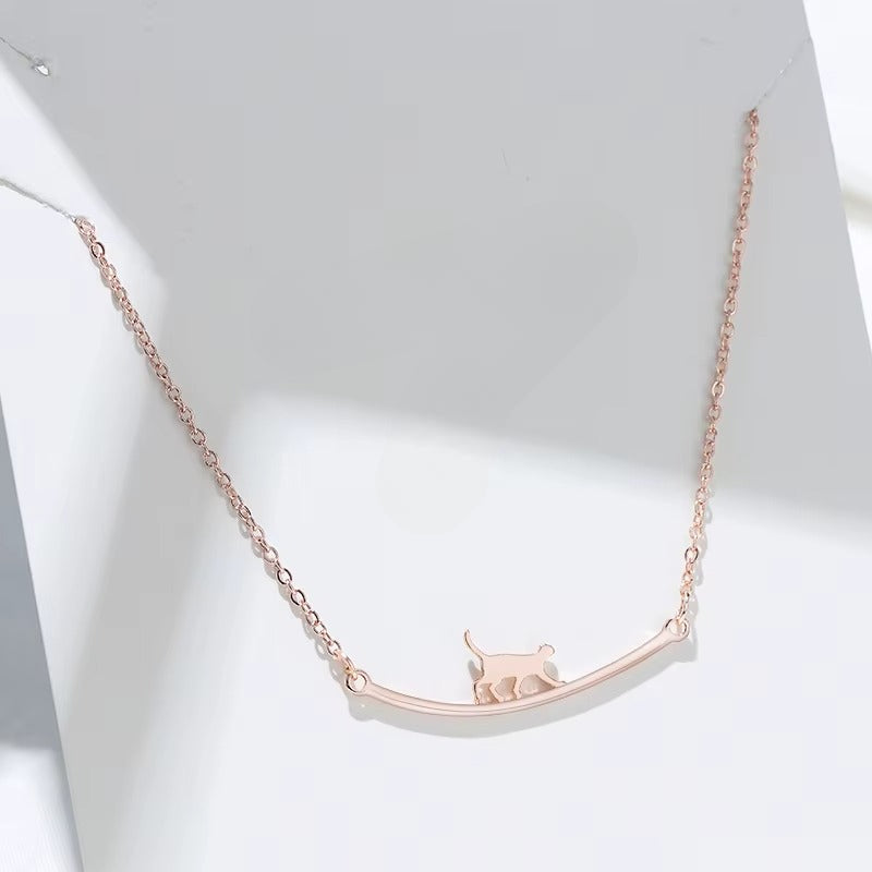 Sött Halsband med Gående Katt i Guld och Silver
