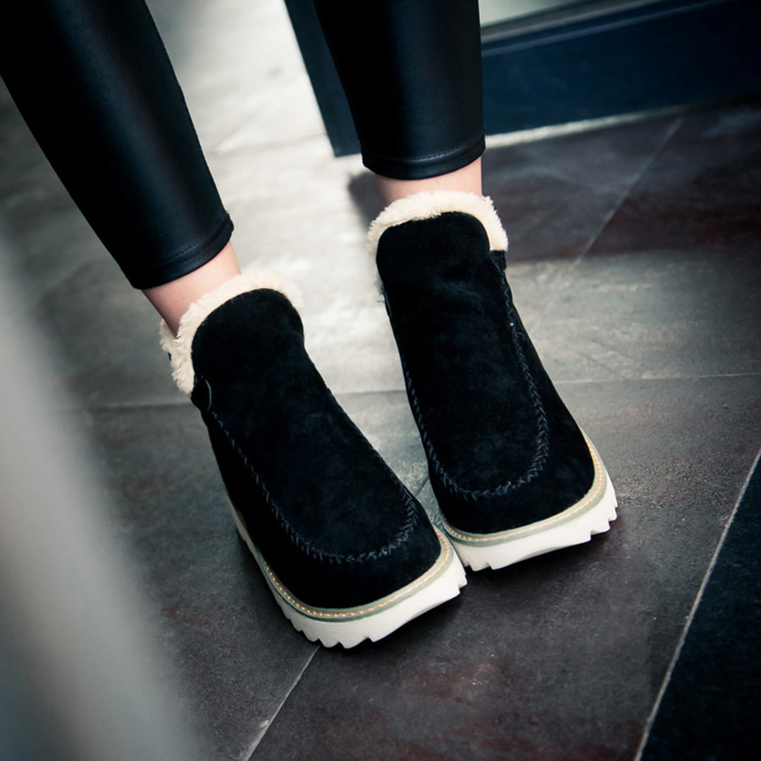 "Halksäkra kvinnors vinterstövlar med värmeskydd, beige, brun eller svart, tryggt grepp på isiga ytor, modern design."