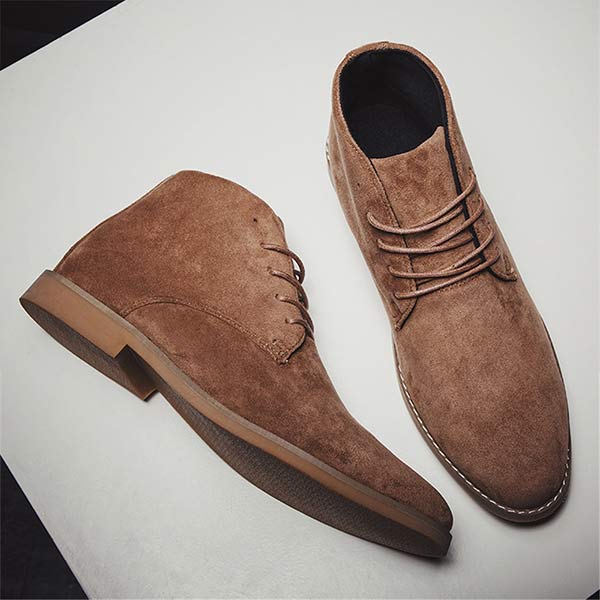 "Halvhöga herrskor i brun suede med snörning, stilren design för både vardag och formella tillfällen, ankelstöd."