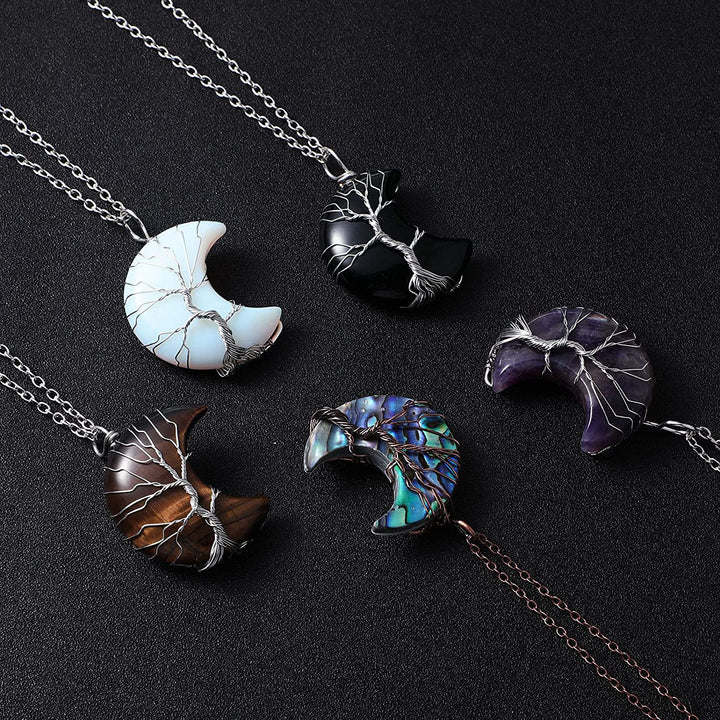 "Handgjort halvmånehalsband för kvinnor med Livets träd i elegant naturalsten och silverkedja, symboliserar visdom."