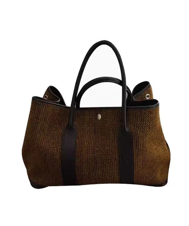 Handväska för kvinnor i chokladfärg med stor kapacitet, elegant design och robusta handtag för bekväm daglig användning.