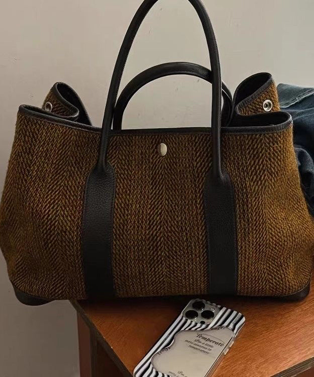 Handväska för kvinnor i chokladfärg med stor kapacitet, elegant design och robusta handtag för bekväm daglig användning.