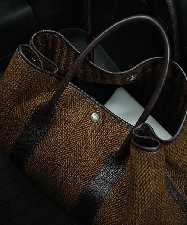 Handväska för kvinnor i chokladfärg med stor kapacitet, elegant design och robusta handtag för bekväm daglig användning.