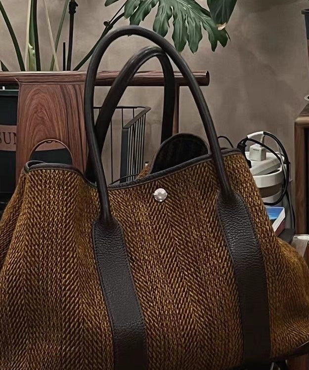 Handväska för kvinnor i chokladfärg med stor kapacitet, elegant design och robusta handtag för bekväm daglig användning.