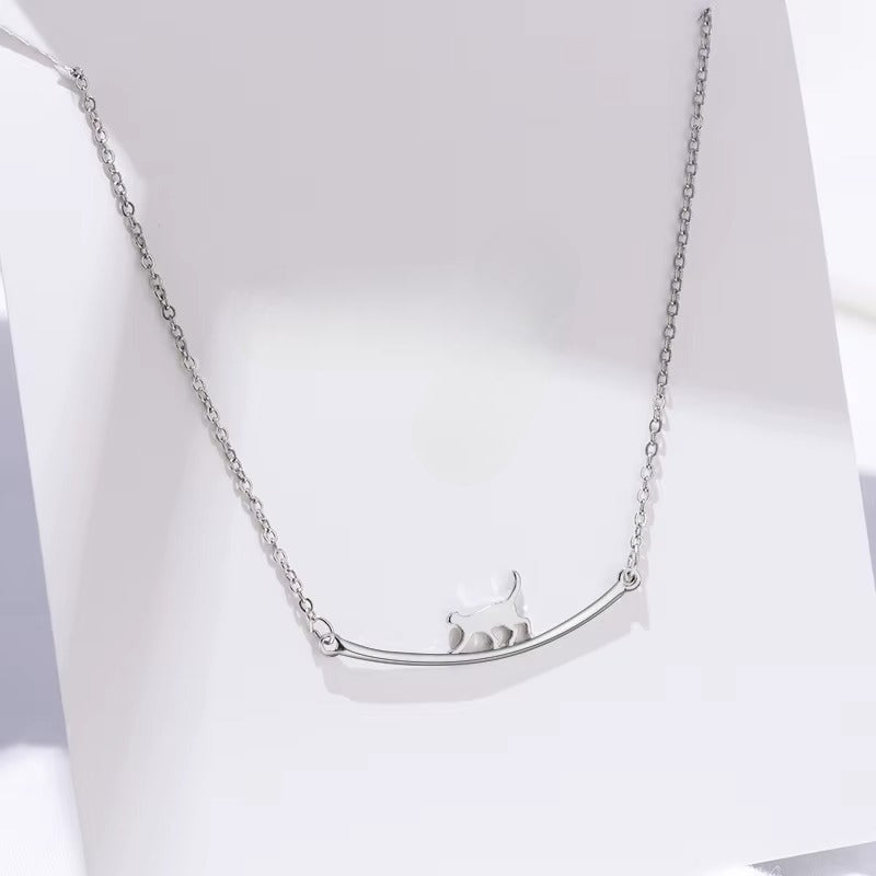 Sött Halsband med Gående Katt i Guld och Silver