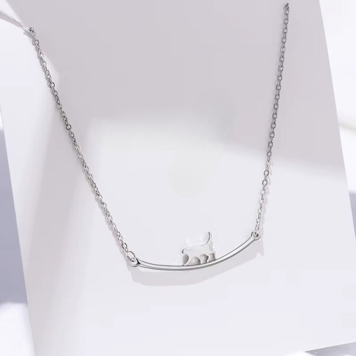 Sött Halsband med Gående Katt i Guld och Silver