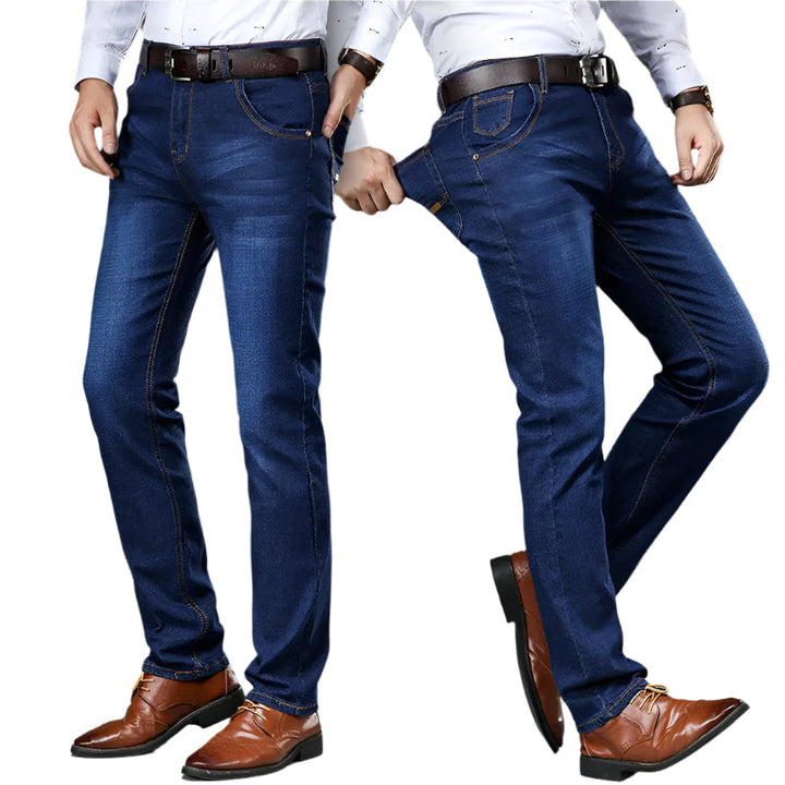 "Herr 4-vägs stretchjeans i mjuk bomull, slim fit, djupblå färg, praktiska fickor fram och bak, perfekt stil och komfort."