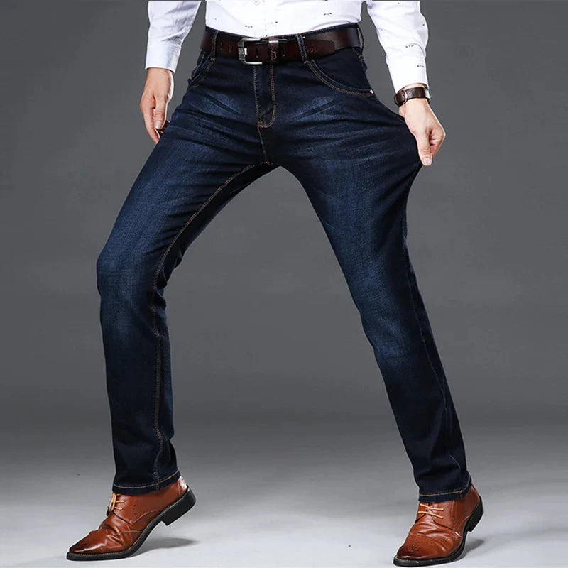 "Herr 4-vägs stretchjeans i mjuk bomull, slim fit, djupblå färg, praktiska fickor fram och bak, perfekt stil och komfort."