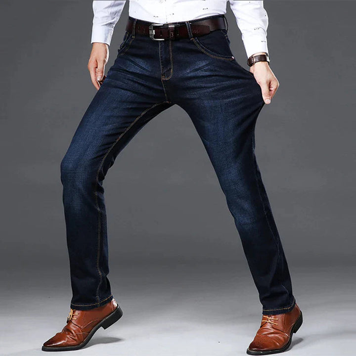 "Herr 4-vägs stretchjeans i mjuk bomull, slim fit, djupblå färg, praktiska fickor fram och bak, perfekt stil och komfort."