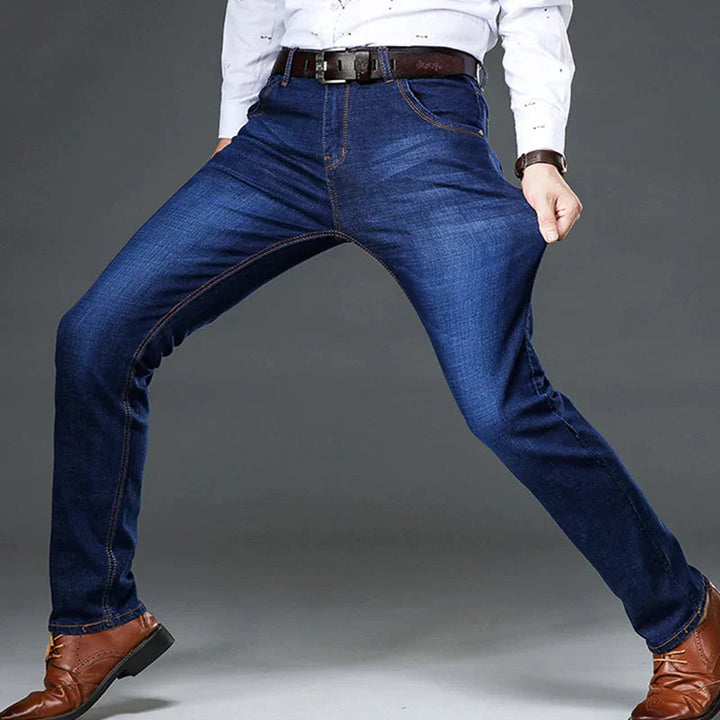 "Herr 4-vägs stretchjeans i mjuk bomull, slim fit, djupblå färg, praktiska fickor fram och bak, perfekt stil och komfort."