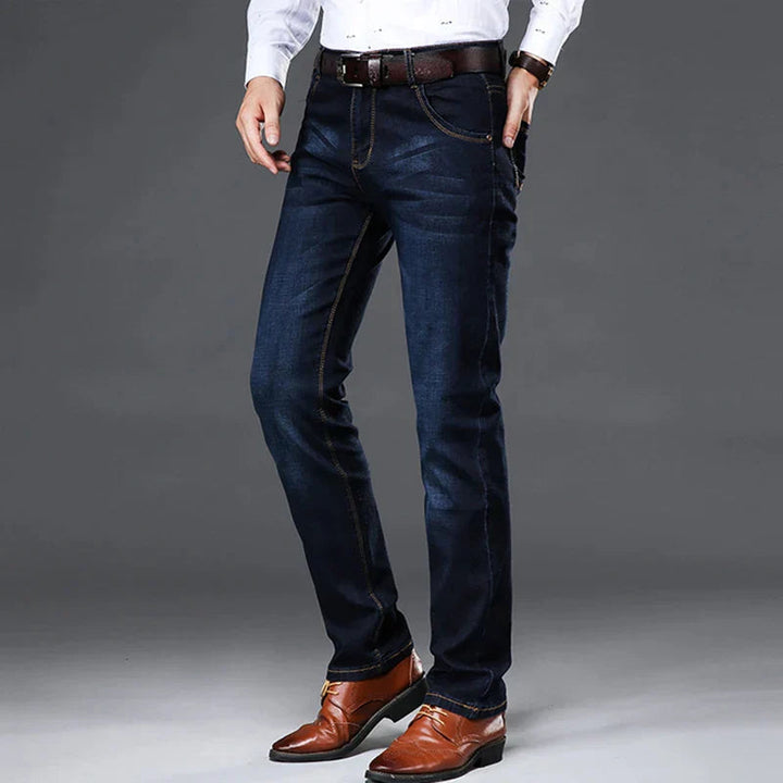 "Herr 4-vägs stretchjeans i mjuk bomull, slim fit, djupblå färg, praktiska fickor fram och bak, perfekt stil och komfort."