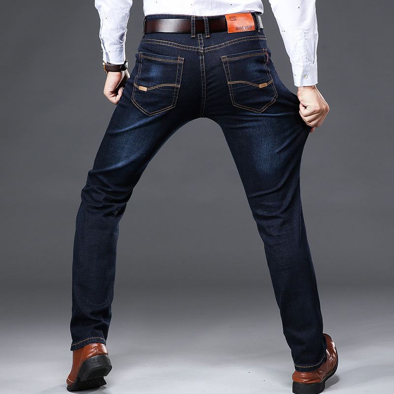 "Herr 4-vägs stretchjeans i mjuk bomull, slim fit, djupblå färg, praktiska fickor fram och bak, perfekt stil och komfort."