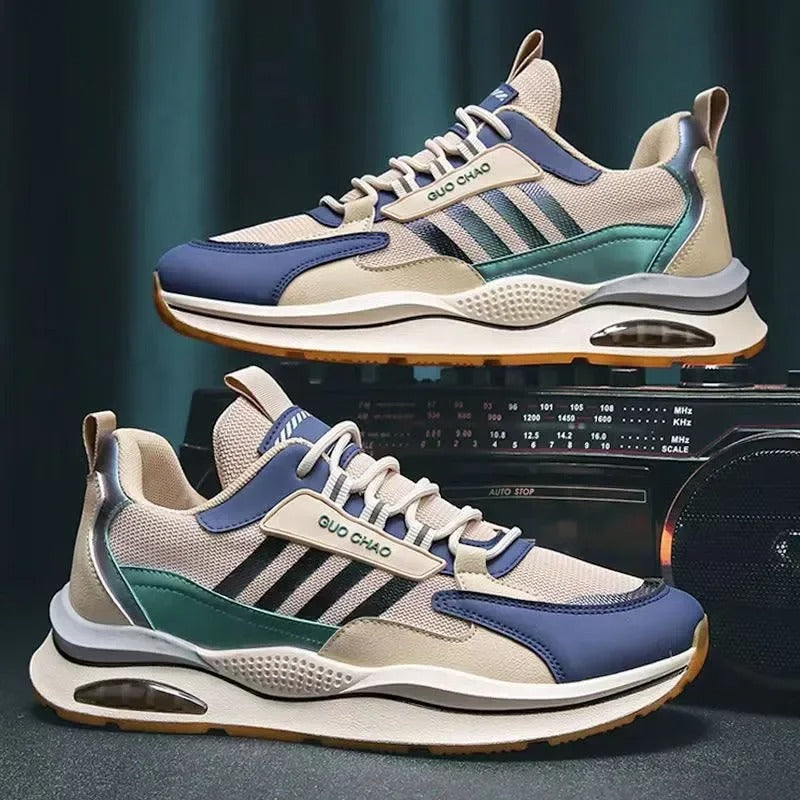 "Herr Retro Sneakers i tidlös sporty design, perfekta för alla säsonger med komfortabel passform för vardagsbruk."