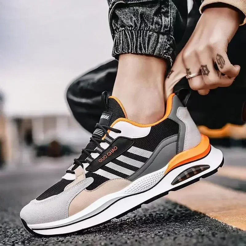 "Herr Retro Sneakers i tidlös sporty design, perfekta för alla säsonger med komfortabel passform för vardagsbruk."