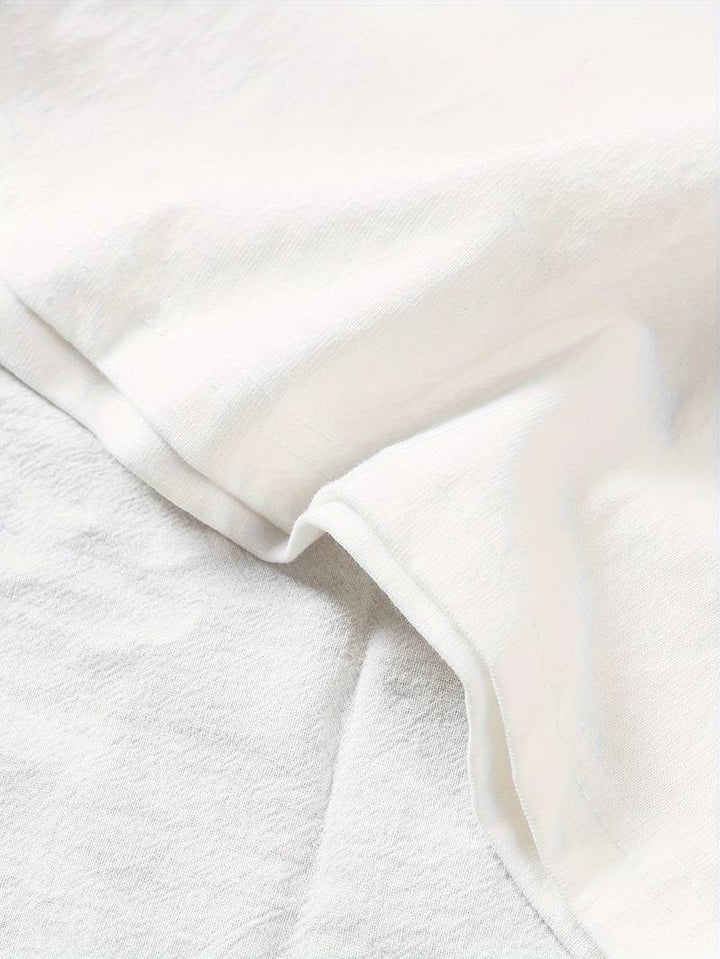 "Herr T-shirt hög krage i bomull, svart eller vit, stilren och mångsidig design, perfekt för både vardag och speciella tillfä