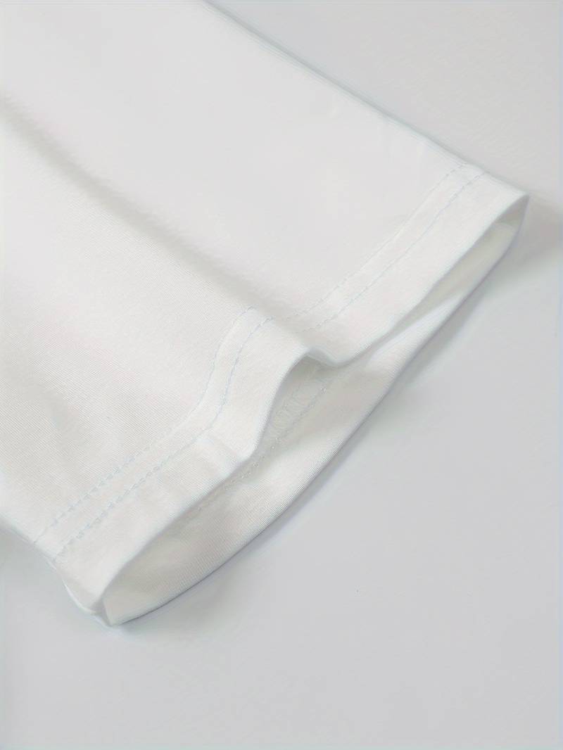 "Herr T-shirt hög krage i bomull, svart eller vit, stilren och mångsidig design, perfekt för både vardag och speciella tillfä