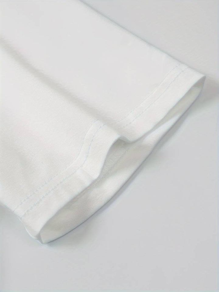 "Herr T-shirt hög krage i bomull, svart eller vit, stilren och mångsidig design, perfekt för både vardag och speciella tillfä