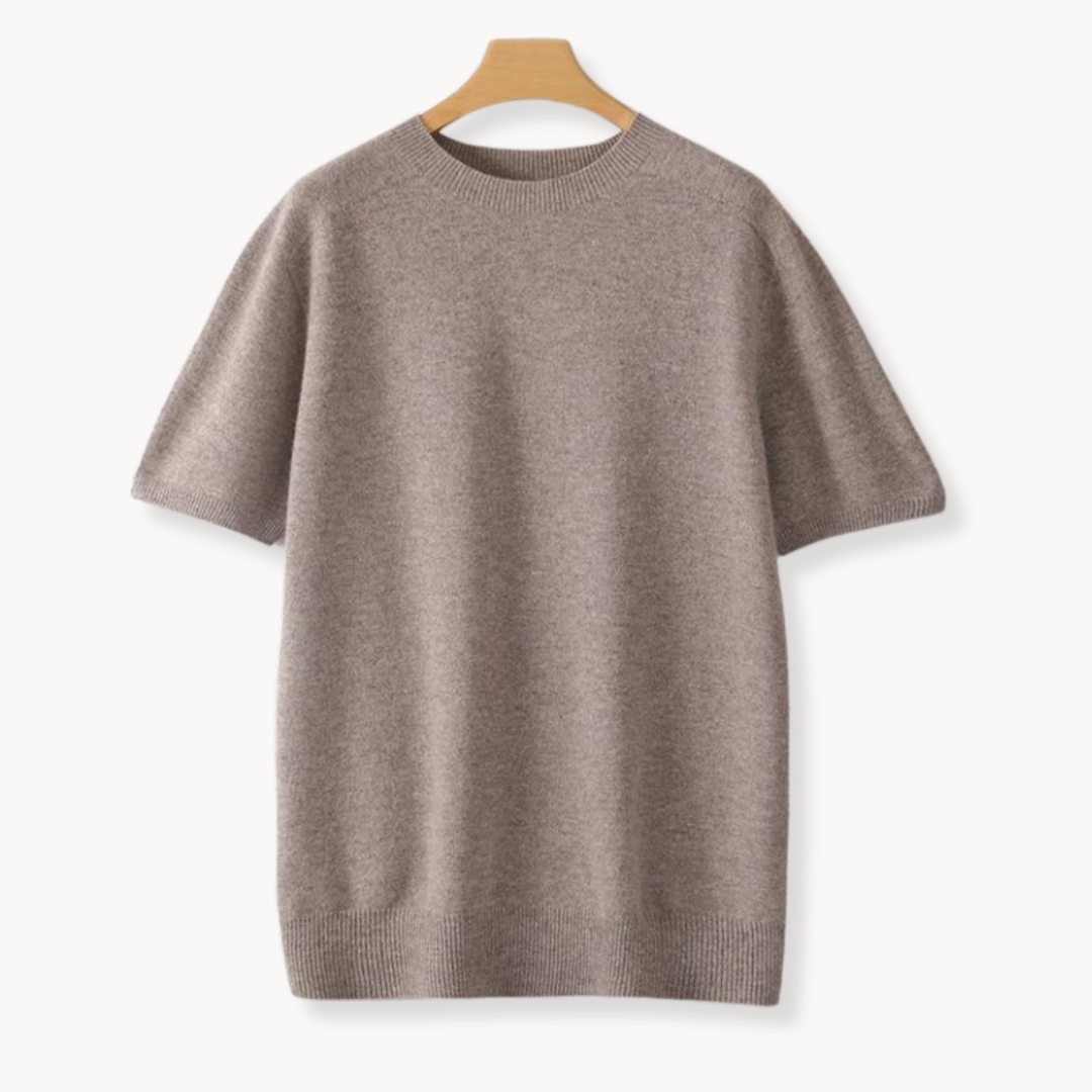 "Herr T-shirt i minimalistisk design, beige färg, rund hals, kort ärm, stilren och mångsidig för modern gentleman."