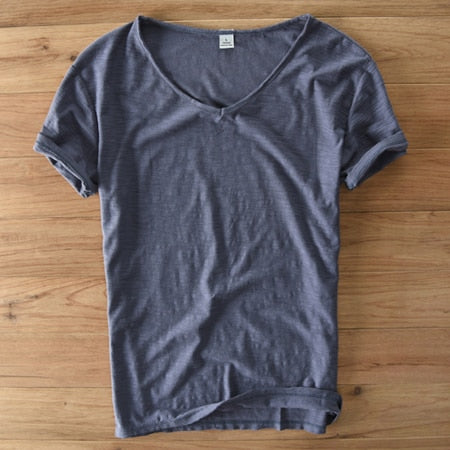 "Herr V-ringad T-shirt Slim Fit, kortärmad i mjukt bomullsmaterial, perfekt för både casual och uppklädda stilar."