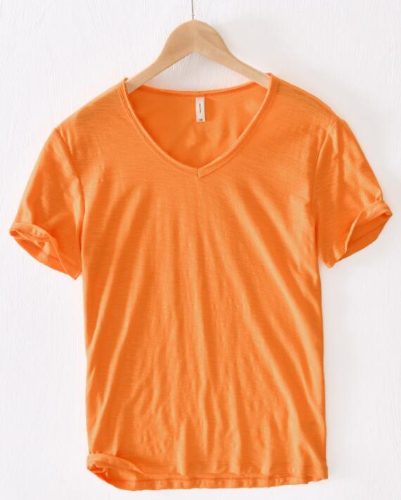 "Herr V-ringad T-shirt Slim Fit, kortärmad i mjukt bomullsmaterial, perfekt för både casual och uppklädda stilar."