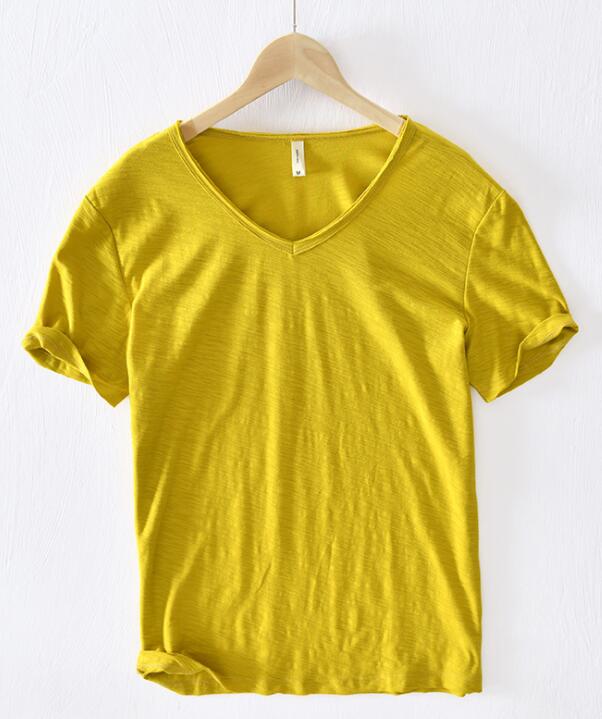 "Herr V-ringad T-shirt Slim Fit, kortärmad i mjukt bomullsmaterial, perfekt för både casual och uppklädda stilar."