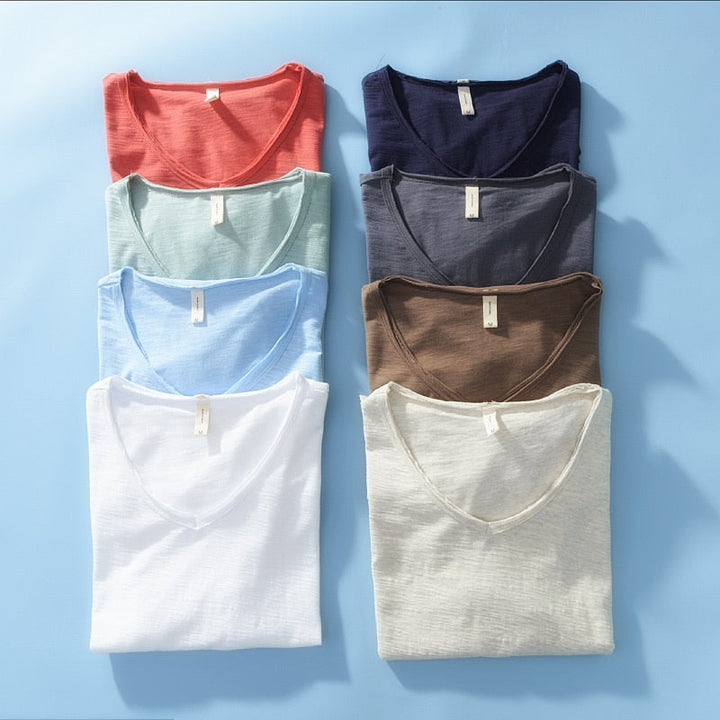 "Herr V-ringad T-shirt Slim Fit, kortärmad i mjukt bomullsmaterial, perfekt för både casual och uppklädda stilar."