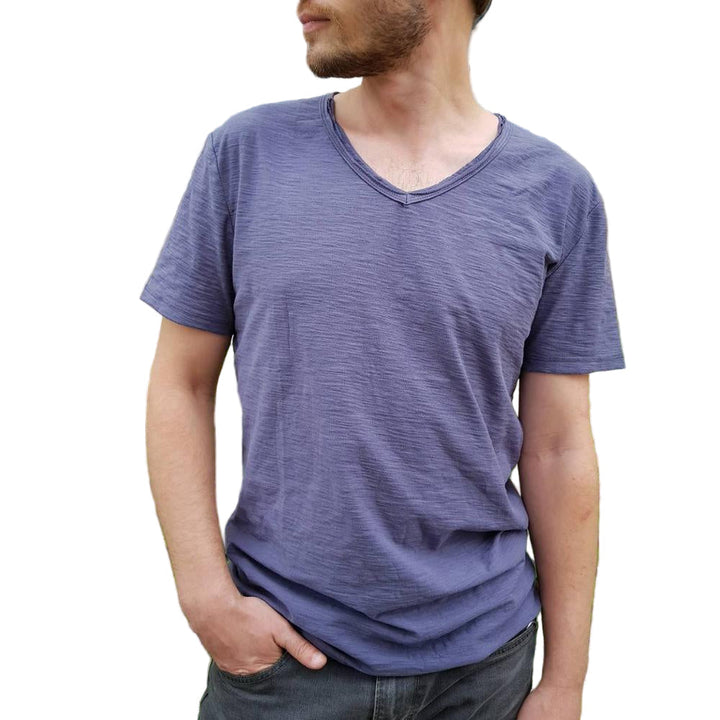 "Herr V-ringad T-shirt Slim Fit, kortärmad i mjukt bomullsmaterial, perfekt för både casual och uppklädda stilar."
