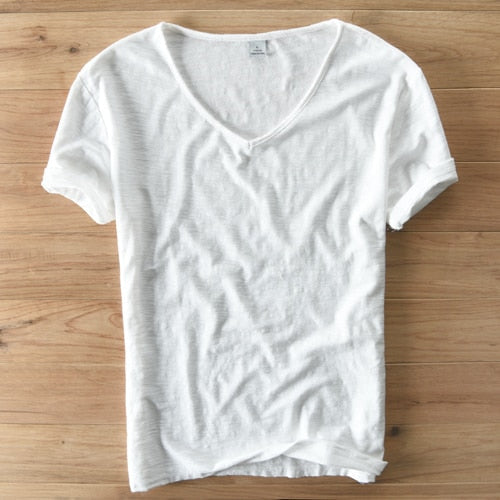 "Herr V-ringad T-shirt Slim Fit, kortärmad i mjukt bomullsmaterial, perfekt för både casual och uppklädda stilar."