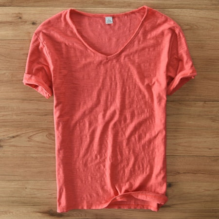 "Herr V-ringad T-shirt Slim Fit, kortärmad i mjukt bomullsmaterial, perfekt för både casual och uppklädda stilar."