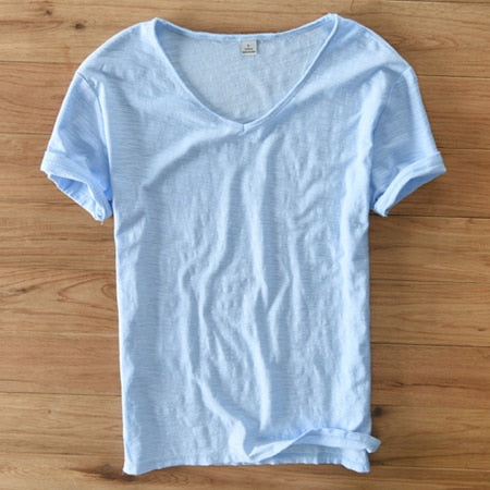 "Herr V-ringad T-shirt Slim Fit, kortärmad i mjukt bomullsmaterial, perfekt för både casual och uppklädda stilar."