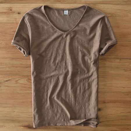 "Herr V-ringad T-shirt Slim Fit, kortärmad i mjukt bomullsmaterial, perfekt för både casual och uppklädda stilar."