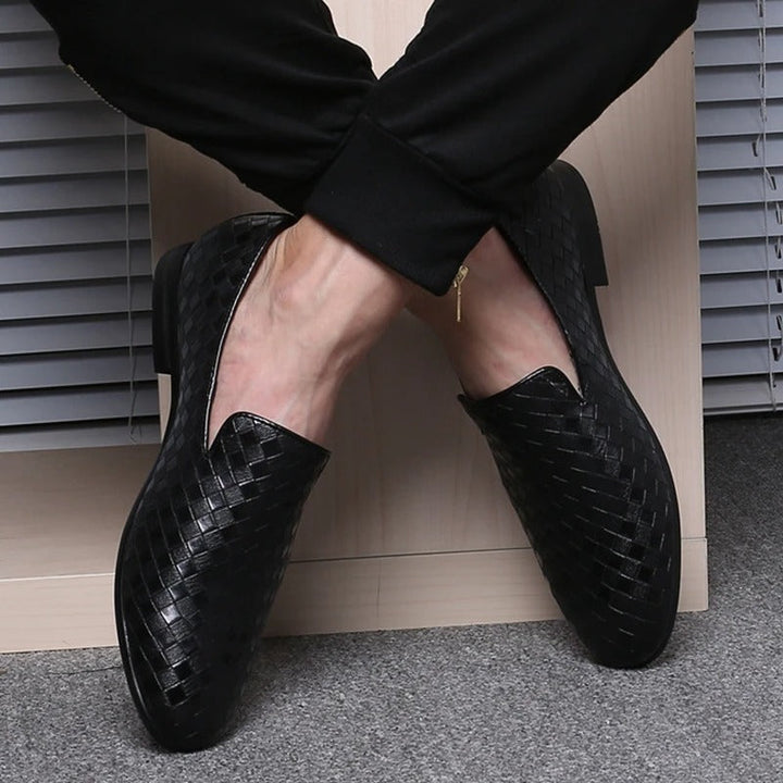 "Herr Woven Loafers i vävd PU-läder, sofistikerad slip-on design med komfort och elegant tidlös modern stil."