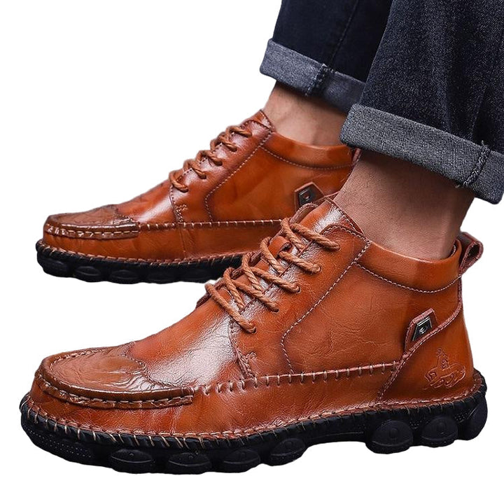 Herr ankelstövlar med snörning, robust sula. Stilren design, svart läder, idealisk för både casual och formella stilar.