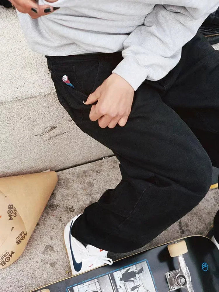 "Herr baggy jeans i svart denim, vida ben, avslappnad stil, framsida."