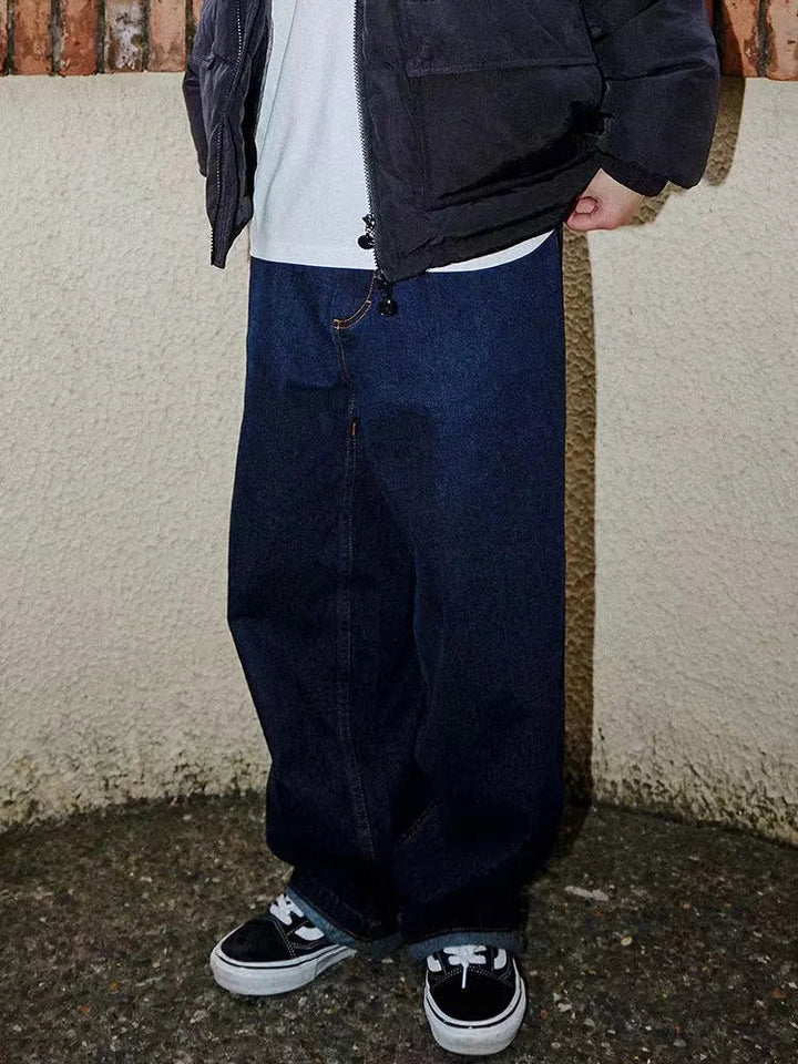 "Herr baggy jeans i svart denim, vida ben, avslappnad stil, framsida."