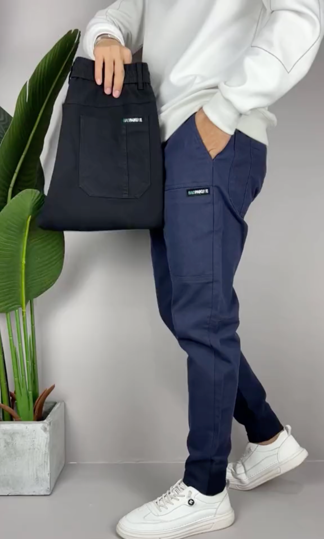 "Herr cargobukser i stretchigt material med flera fickor, justerbar passform och tidlös design för stil och komfort."