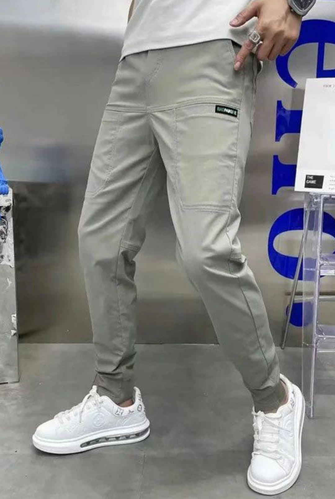 "Herr cargobukser i stretchigt material med flera fickor, justerbar passform och tidlös design för stil och komfort."