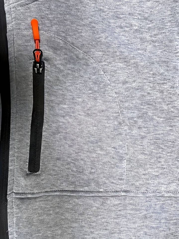 "Herr casual hoodie med bekväm passform, stilrena detaljer och huvudficka. Perfekt för träning och vardaglig stil."
