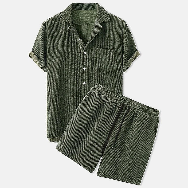 "Herr cordshorts och skjorta set i somriga färger, stil och funktion, perfekt för avslappnade tillfällen."