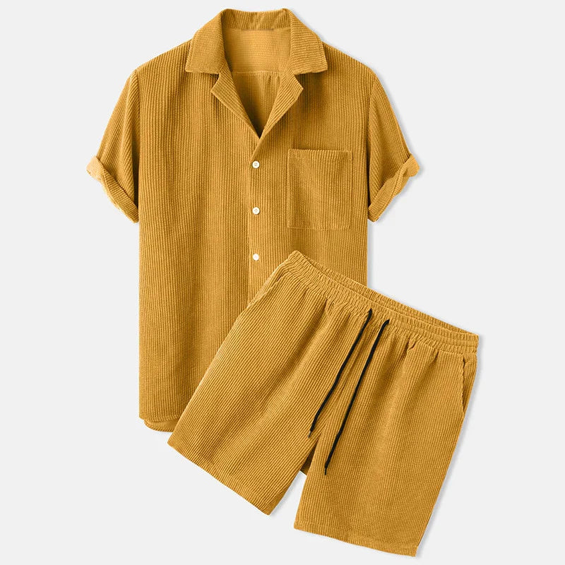 "Herr cordshorts och skjorta set i somriga färger, stil och funktion, perfekt för avslappnade tillfällen."