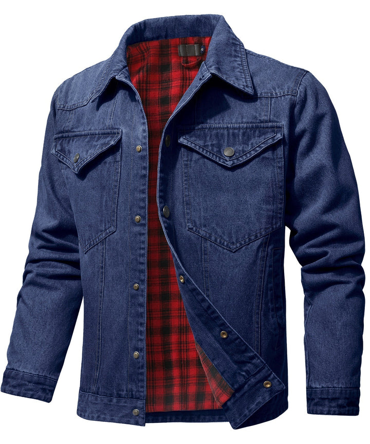 "Herr denimjacka, flanellfoder, framifrån, tidlös design, robust denim, varm och stilfull, justerbara knäppärmar"