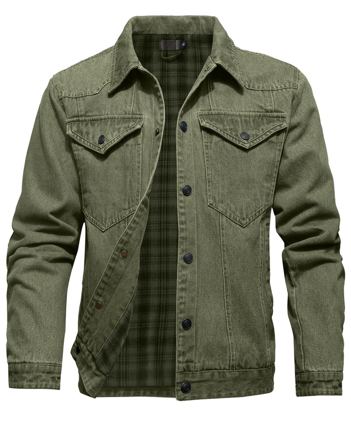 "Herr denimjacka, flanellfoder, framifrån, tidlös design, robust denim, varm och stilfull, justerbara knäppärmar"