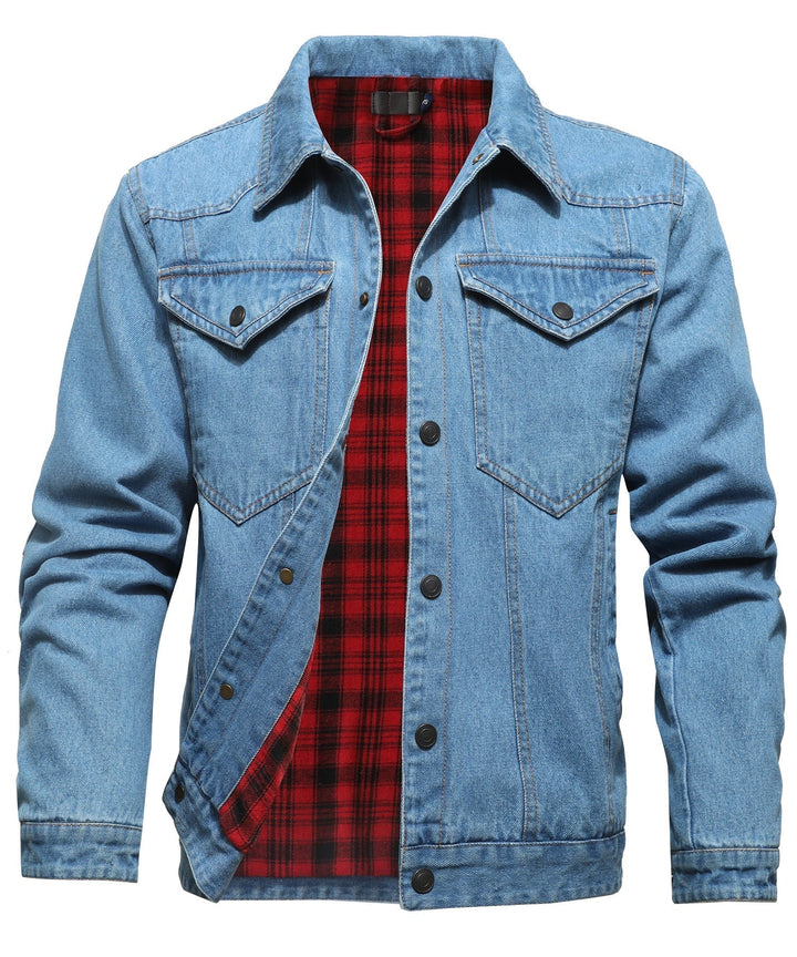 "Herr denimjacka, flanellfoder, framifrån, tidlös design, robust denim, varm och stilfull, justerbara knäppärmar"