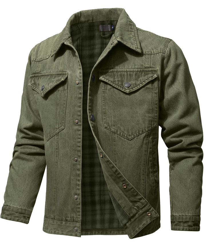 "Herr denimjacka, flanellfoder, framifrån, tidlös design, robust denim, varm och stilfull, justerbara knäppärmar"