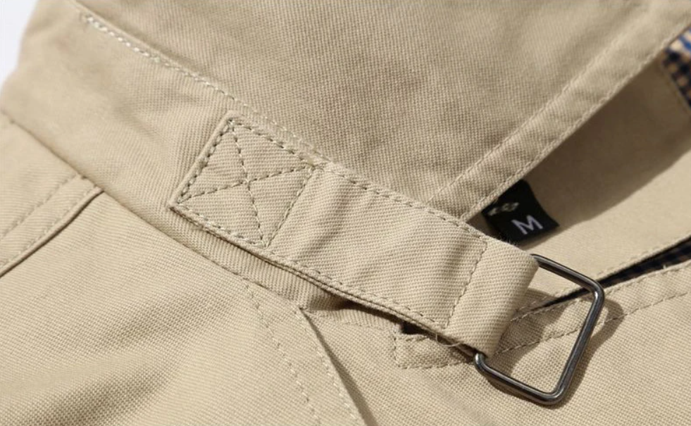 "Herr dubbelknäppt trenchcoat med strukturerad passform, elegant design, justerbara manschetter, klassisk herrjacka"
