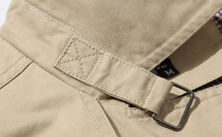 "Herr dubbelknäppt trenchcoat med strukturerad passform, elegant design, justerbara manschetter, klassisk herrjacka"