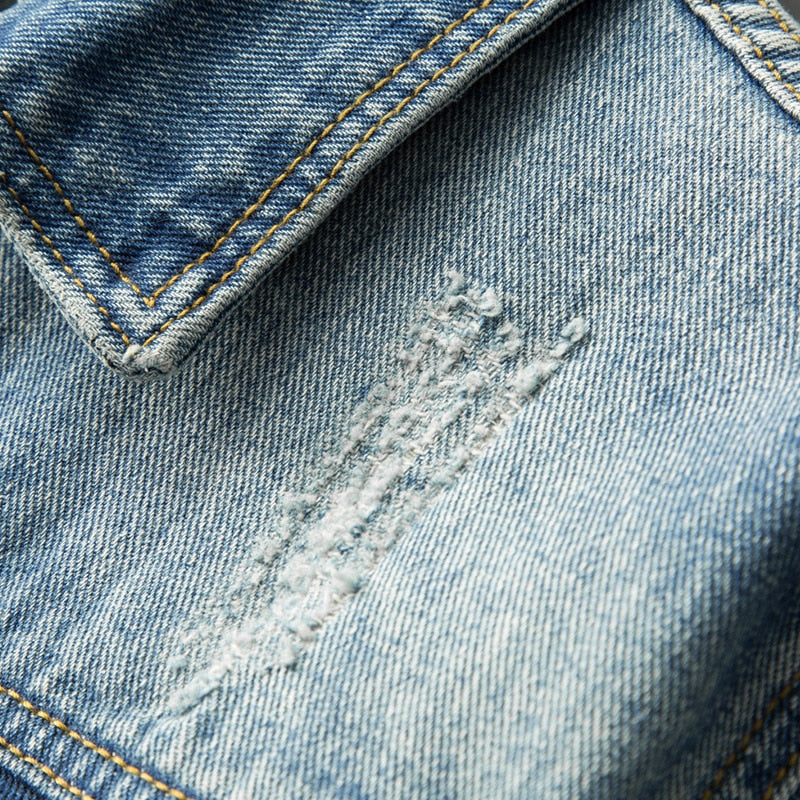 "Herr jeansjacka med skräddarsydd passform, kontrastpiping och modern design, framifrån"