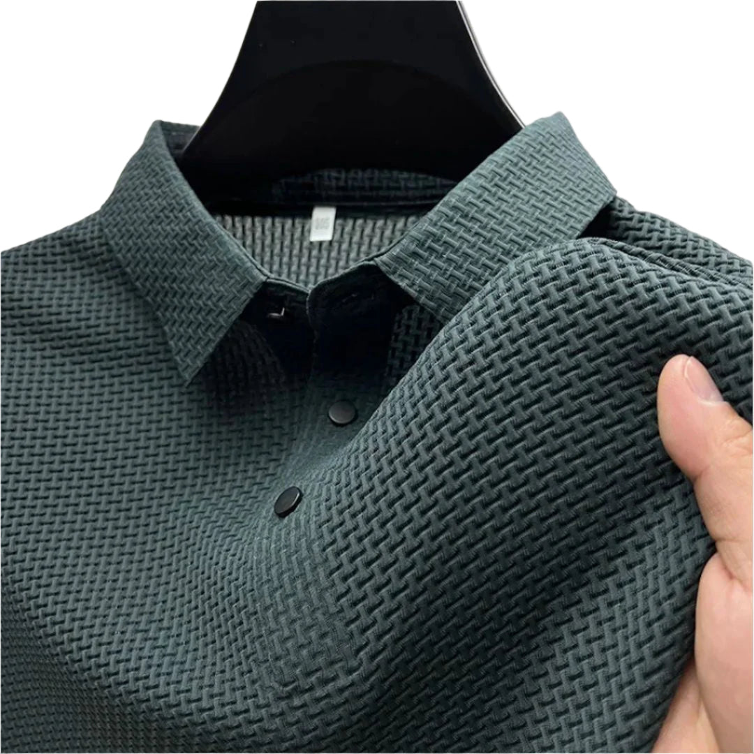 "Herr kortärmad andningsbar polo T-shirt i grått, framifrån med klassisk krage och tre-knapps placket."